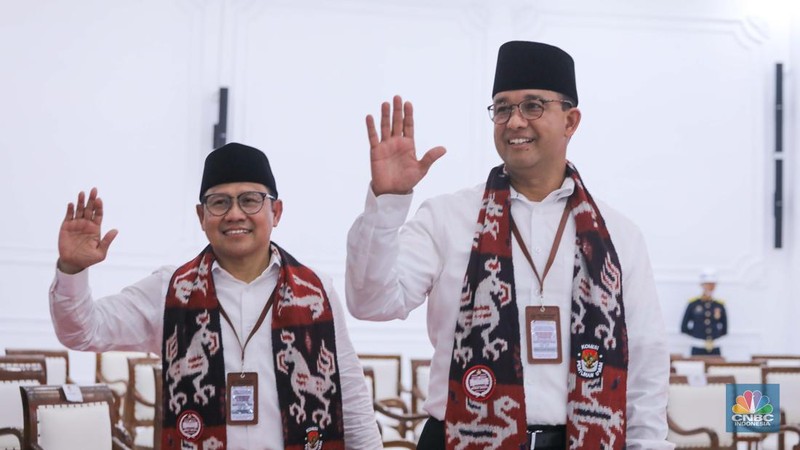 Bakal calon Presiden Anies Baswedan bersama bakal calon Wakil Presiden Muhaimin Iskandar saat melakukan pendaftaran bakal pasangan calon presiden dan wakil presiden pemilihan umum 2024 di Gedung KPU, Jakarta, Kamis (19/10/2023). (CNBC Indonesia/Faisal Rahman)