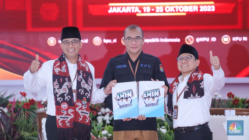 Bakal calon Presiden Anies Baswedan bersama bakal calon Wakil Presiden Muhaimin Iskandar saat melakukan pendaftaran bakal pasangan calon presiden dan wakil presiden pemilihan umum 2024 di Gedung KPU, Jakarta, Kamis (19/10/2023). Bakal calon Presiden Anies Baswedan bersama bakal calon Wakil Presiden Muhaimin Iskandar saat melakukan pendaftaran bakal pasangan calon presiden dan wakil presiden pemilihan umum 2024 di Gedung KPU, Jakarta, Kamis (19/10/2023). (CNBC Indonesia/Faisal Rahman)