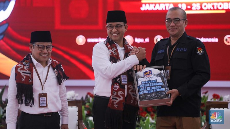 Bakal calon Presiden Anies Baswedan bersama bakal calon Wakil Presiden Muhaimin Iskandar saat melakukan pendaftaran bakal pasangan calon presiden dan wakil presiden pemilihan umum 2024 di Gedung KPU, Jakarta, Kamis (19/10/2023). (CNBC Indonesia/Faisal Rahman)