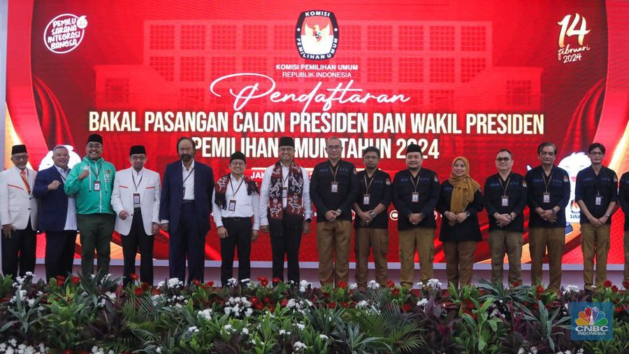 Bakal calon Presiden Anies Baswedan bersama bakal calon Wakil Presiden Muhaimin Iskandar saat melakukan pendaftaran bakal pasangan calon presiden dan wakil presiden pemilihan umum 2024 di Gedung KPU, Jakarta, Kamis (19/10/2023). (CNBC Indonesia/Faisal Rahman)