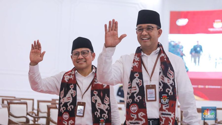 Bakal calon Presiden Anies Baswedan bersama bakal calon Wakil Presiden Muhaimin Iskandar saat melakukan pendaftaran bakal pasangan calon presiden dan wakil presiden pemilihan umum 2024 di Gedung KPU, Jakarta, Kamis (19/10/2023). (CNBC Indonesia/Faisal Rahman)
