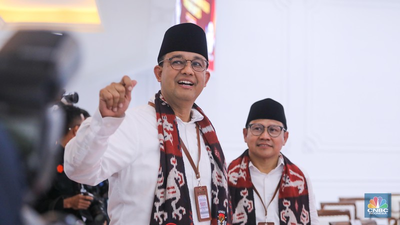 Bakal calon Presiden Anies Baswedan bersama bakal calon Wakil Presiden Muhaimin Iskandar saat melakukan pendaftaran bakal pasangan calon presiden dan wakil presiden pemilihan umum 2024 di Gedung KPU, Jakarta, Kamis (19/10/2023). Bakal calon Presiden Anies Baswedan bersama bakal calon Wakil Presiden Muhaimin Iskandar saat melakukan pendaftaran bakal pasangan calon presiden dan wakil presiden pemilihan umum 2024 di Gedung KPU, Jakarta, Kamis (19/10/2023). (CNBC Indonesia/Faisal Rahman)