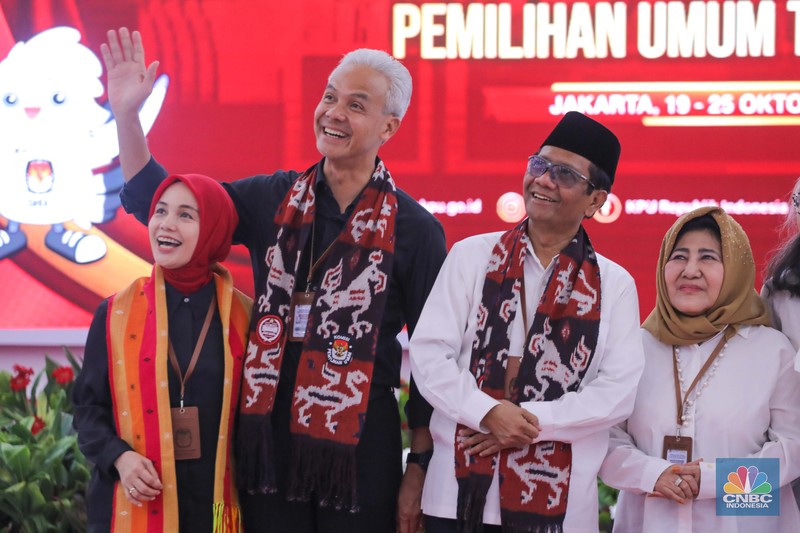 Bakal calon Presiden Ganjar Pranowo bersama bakal calon Wakil Presiden Mahfud MD saat melakukan pendaftaran bakal pasangan calon presiden dan wakil presiden pemilihan umum 2024 di Gedung KPU, Jakarta, Kamis (19/10/2023). Bakal calon Presiden Ganjar Pranowo bersama bakal calon Wakil Presiden Mahfud MD saat melakukan pendaftaran bakal pasangan calon presiden dan wakil presiden pemilihan umum 2024 di Gedung KPU, Jakarta, Kamis (19/10/2023). (CNBC Indonesia/Faisal Rahman)
