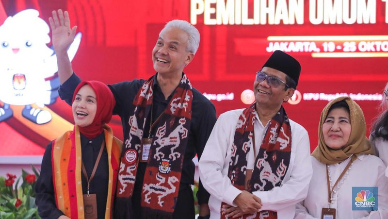Bakal calon Presiden Ganjar Pranowo bersama bakal calon Wakil Presiden Mahfud MD saat melakukan pendaftaran bakal pasangan calon presiden dan wakil presiden pemilihan umum 2024 di Gedung KPU, Jakarta, Kamis (19/10/2023). (CNBC Indonesia/Faisal Rahman)