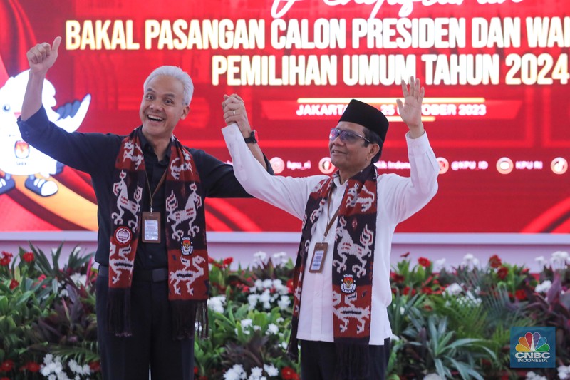 Bakal calon Presiden Ganjar Pranowo bersama bakal calon Wakil Presiden Mahfud MD saat melakukan pendaftaran bakal pasangan calon presiden dan wakil presiden pemilihan umum 2024 di Gedung KPU, Jakarta, Kamis (19/10/2023). Bakal calon Presiden Ganjar Pranowo bersama bakal calon Wakil Presiden Mahfud MD saat melakukan pendaftaran bakal pasangan calon presiden dan wakil presiden pemilihan umum 2024 di Gedung KPU, Jakarta, Kamis (19/10/2023). (CNBC Indonesia/Faisal Rahman)