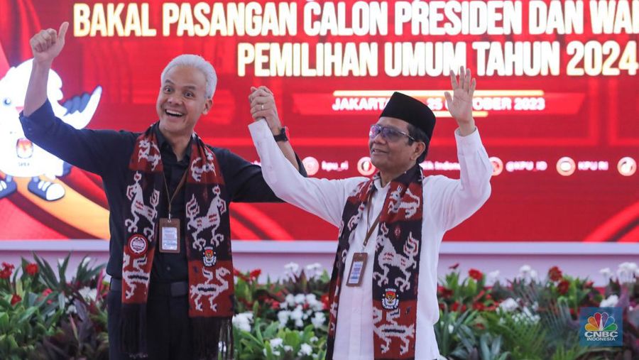 Bakal calon Presiden Ganjar Pranowo bersama bakal calon Wakil Presiden Mahfud MD saat melakukan pendaftaran bakal pasangan calon presiden dan wakil presiden pemilihan umum 2024 di Gedung KPU, Jakarta, Kamis (19/10/2023). (²©²ÊÍøÕ¾/Faisal Rahman)