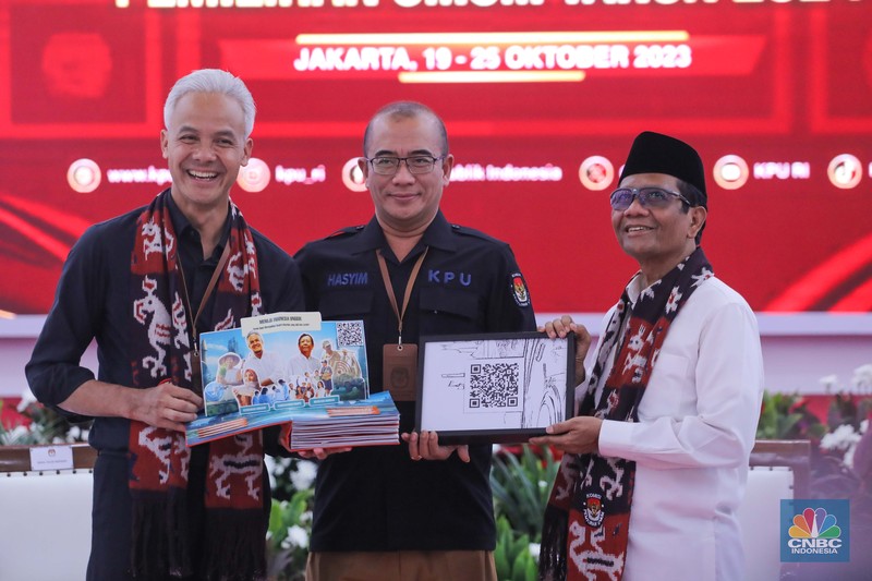 Bakal calon Presiden Ganjar Pranowo bersama bakal calon Wakil Presiden Mahfud MD saat melakukan pendaftaran bakal pasangan calon presiden dan wakil presiden pemilihan umum 2024 di Gedung KPU, Jakarta, Kamis (19/10/2023). Bakal calon Presiden Ganjar Pranowo bersama bakal calon Wakil Presiden Mahfud MD saat melakukan pendaftaran bakal pasangan calon presiden dan wakil presiden pemilihan umum 2024 di Gedung KPU, Jakarta, Kamis (19/10/2023). (CNBC Indonesia/Faisal Rahman)