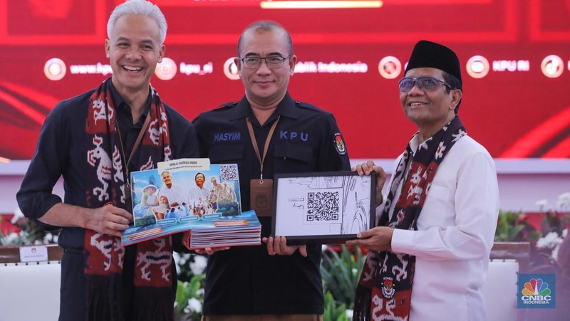 Bakal calon Presiden Ganjar Pranowo bersama bakal calon Wakil Presiden Mahfud MD saat melakukan pendaftaran bakal pasangan calon presiden dan wakil presiden pemilihan umum 2024 di Gedung KPU, Jakarta, Kamis (19/10/2023). (CNBC Indonesia/Faisal Rahman)