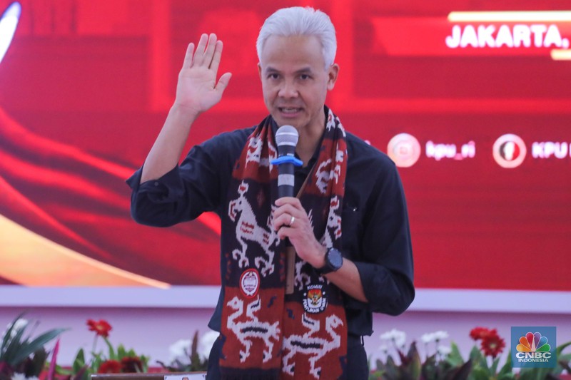 Bakal calon Presiden Ganjar Pranowo bersama bakal calon Wakil Presiden Mahfud MD saat melakukan pendaftaran bakal pasangan calon presiden dan wakil presiden pemilihan umum 2024 di Gedung KPU, Jakarta, Kamis (19/10/2023). (CNBC Indonesia/Faisal Rahman)