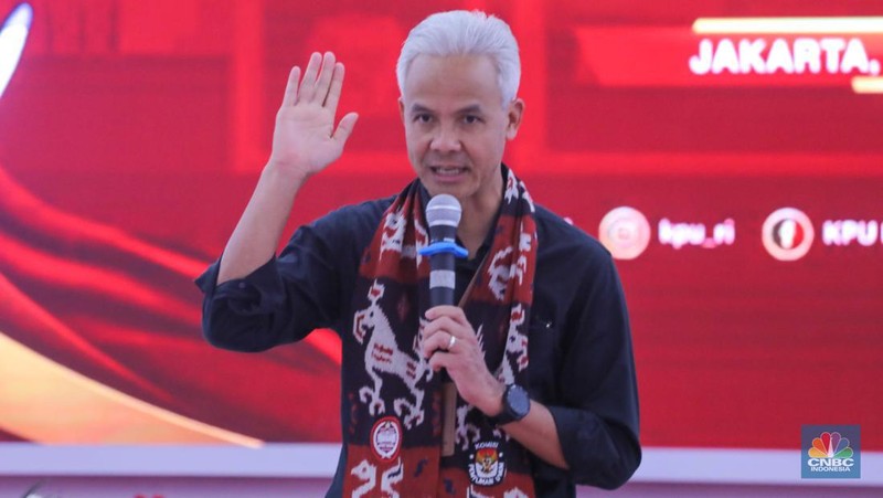 Bakal calon Presiden Ganjar Pranowo bersama bakal calon Wakil Presiden Mahfud MD saat melakukan pendaftaran bakal pasangan calon presiden dan wakil presiden pemilihan umum 2024 di Gedung KPU, Jakarta, Kamis (19/10/2023). (CNBC Indonesia/Faisal Rahman)