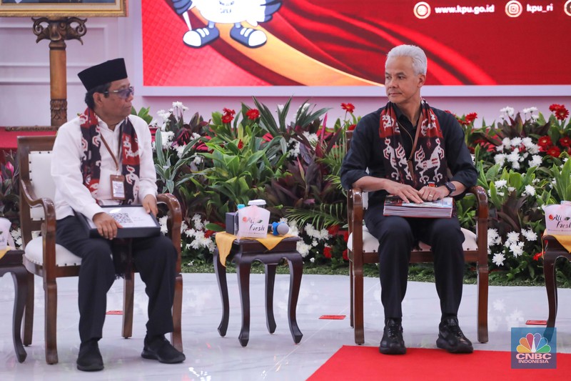 Bakal calon Presiden Ganjar Pranowo bersama bakal calon Wakil Presiden Mahfud MD saat melakukan pendaftaran bakal pasangan calon presiden dan wakil presiden pemilihan umum 2024 di Gedung KPU, Jakarta, Kamis (19/10/2023). (CNBC Indonesia/Faisal Rahman)