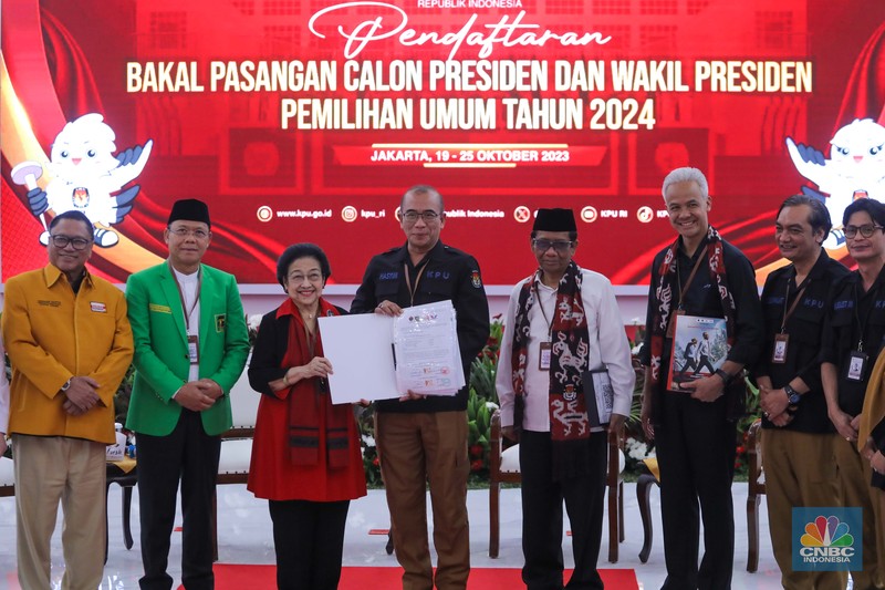 Massa pendukung pasangan calon presiden dan wakil presiden Ganjar Pranowo-Mahfud Md memadati kawasan Komisi Pemilihan Umum (KPU), Jakarta, Kamis (19/10/2023). Massa pendukung pasangan calon presiden dan wakil presiden Ganjar Pranowo-Mahfud Md memadati kawasan Komisi Pemilihan Umum (KPU), Jakarta, Kamis (19/10/2023). (CNBC Indonesia/Muhammad Sabki)