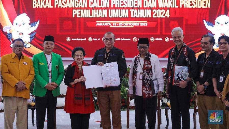 Massa pendukung pasangan calon presiden dan wakil presiden Ganjar Pranowo-Mahfud Md memadati kawasan Komisi Pemilihan Umum (KPU), Jakarta, Kamis (19/10/2023). (CNBC Indonesia/Muhammad Sabki)