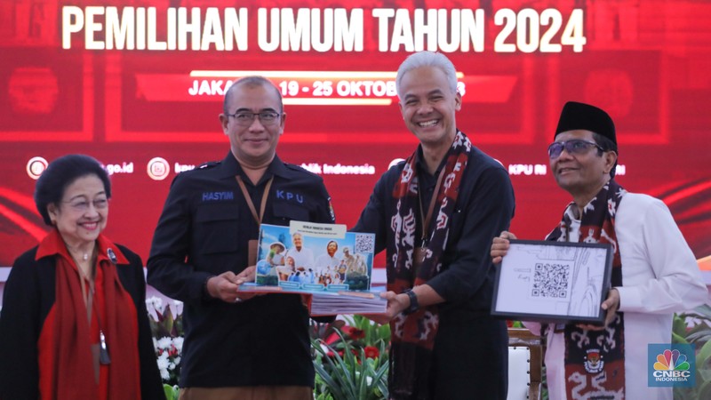 Bakal calon Presiden Ganjar Pranowo bersama bakal calon Wakil Presiden Mahfud MD saat melakukan pendaftaran bakal pasangan calon presiden dan wakil presiden pemilihan umum 2024 di Gedung KPU, Jakarta, Kamis (19/10/2023). Bakal calon Presiden Ganjar Pranowo bersama bakal calon Wakil Presiden Mahfud MD saat melakukan pendaftaran bakal pasangan calon presiden dan wakil presiden pemilihan umum 2024 di Gedung KPU, Jakarta, Kamis (19/10/2023). (CNBC Indonesia/Faisal Rahman)