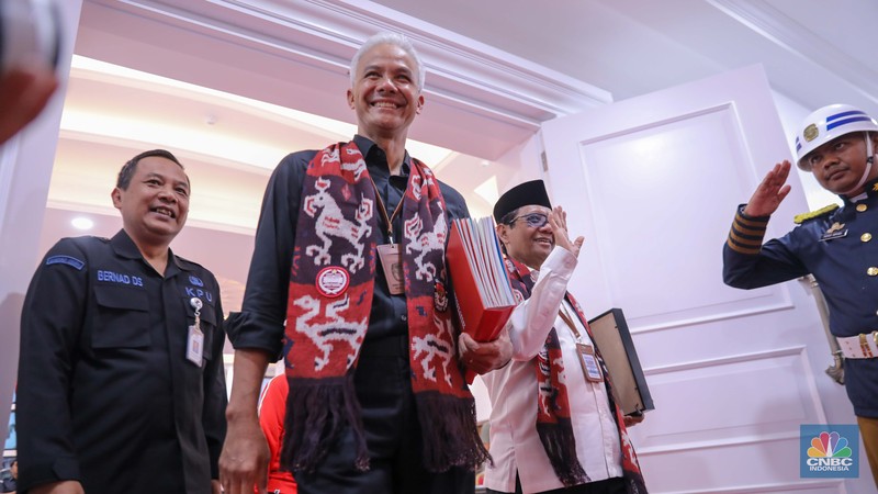 Bakal calon Presiden Ganjar Pranowo bersama bakal calon Wakil Presiden Mahfud MD saat melakukan pendaftaran bakal pasangan calon presiden dan wakil presiden pemilihan umum 2024 di Gedung KPU, Jakarta, Kamis (19/10/2023). (CNBC Indonesia/Faisal Rahman)