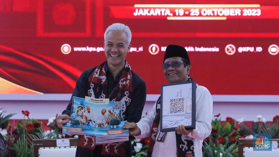 Bakal calon Presiden Ganjar Pranowo bersama bakal calon Wakil Presiden Mahfud MD saat melakukan pendaftaran bakal pasangan calon presiden dan wakil presiden pemilihan umum 2024 di Gedung KPU, Jakarta, Kamis (19/10/2023). (CNBC Indonesia/Faisal Rahman)