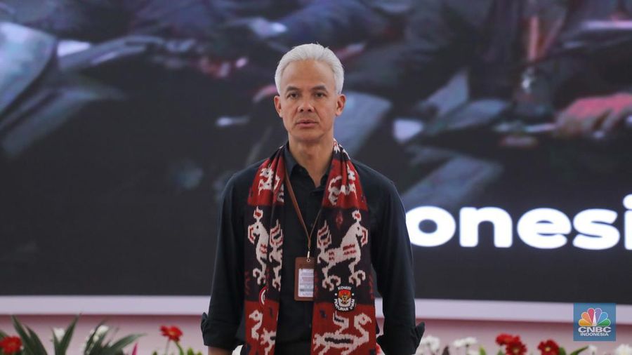 Bakal calon Presiden Ganjar Pranowo bersama bakal calon Wakil Presiden Mahfud MD saat melakukan pendaftaran bakal pasangan calon presiden dan wakil presiden pemilihan umum 2024 di Gedung KPU, Jakarta, Kamis (19/10/2023). (CNBC Indonesia/Faisal Rahman)