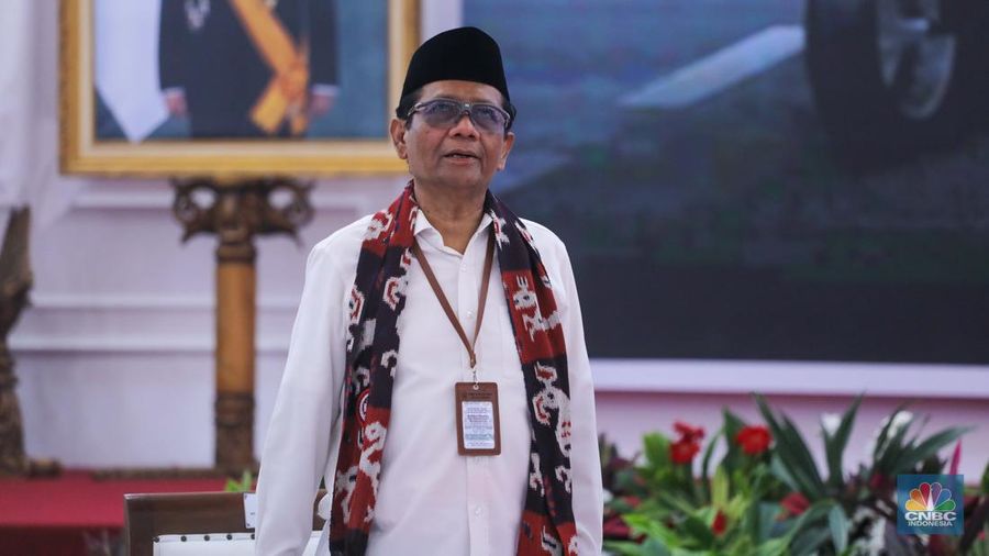 Bakal calon Presiden Ganjar Pranowo bersama bakal calon Wakil Presiden Mahfud MD saat melakukan pendaftaran bakal pasangan calon presiden dan wakil presiden pemilihan umum 2024 di Gedung KPU, Jakarta, Kamis (19/10/2023). (վ/Faisal Rahman)