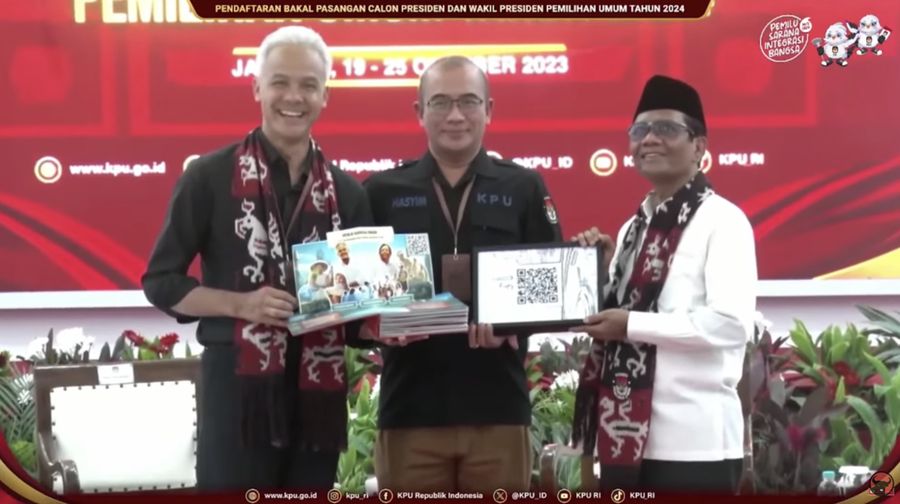 Bakal calon Presiden Ganjar Pranowo bersama bakal calon Wakil Presiden Mahfud MD saat melakukan pendaftaran bakal pasangan calon presiden dan wakil presiden pemilihan umum 2024 di Gedung KPU, Jakarta, Kamis (19/10/2023). (Tangkapan Layar Youtube PDI Perjuangan)