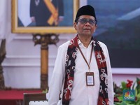 Pakai Baju Putih Pilpres 2019, Mahfud MD: Masih Muat Kan