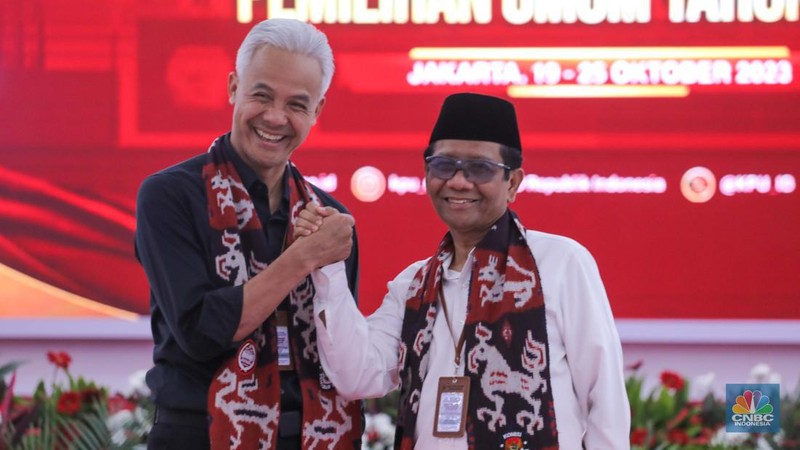 Massa pendukung pasangan calon presiden dan wakil presiden Ganjar Pranowo-Mahfud Md memadati kawasan Komisi Pemilihan Umum (KPU), Jakarta, Kamis (19/10/2023). (CNBC Indonesia/Muhammad Sabki)