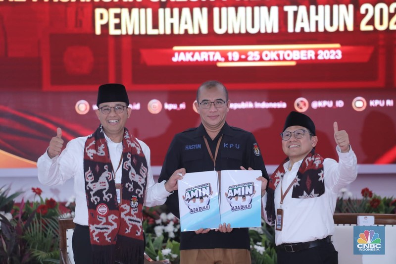 Bakal Pasangan calon presiden dan wakil presiden dari Koalisi Perubahan, Anies Baswedan dan Muhaimin Iskandar saat tiba tiba di Gedung KPU, Jakarta, Kamis (19/10/2023). Pasangan Anies-Muhaimin (AMIN) menjadi pasangan yang pertama mendaftar di KPU sebagai bakal pasangan calon presiden dan wakil presiden 2024. (CNBC Indonesia/Muhammad Sabki) Bakal Pasangan calon presiden dan wakil presiden dari Koalisi Perubahan, Anies Baswedan dan Muhaimin Iskandar saat tiba tiba di Gedung KPU, Jakarta, Kamis (19/10/2023). Pasangan Anies-Muhaimin (AMIN) menjadi pasangan yang pertama mendaftar di KPU sebagai bakal pasangan calon presiden dan wakil presiden 2024. (CNBC Indonesia/Muhammad Sabki)