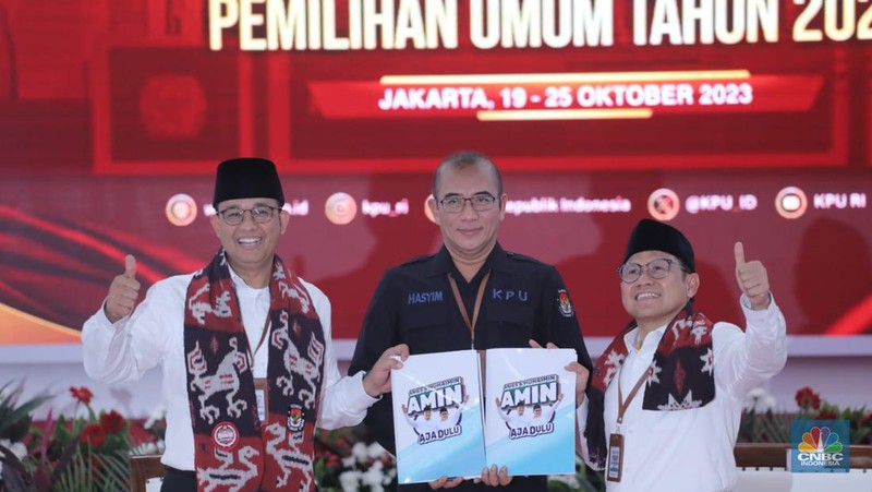 Bakal Pasangan calon presiden dan wakil presiden dari Koalisi Perubahan, Anies Baswedan dan Muhaimin Iskandar saat tiba tiba di Gedung KPU, Jakarta, Kamis (19/10/2023). Pasangan Anies-Muhaimin (AMIN) menjadi pasangan yang pertama mendaftar di KPU sebagai bakal pasangan calon presiden dan wakil presiden 2024. (վ/Muhammad Sabki)