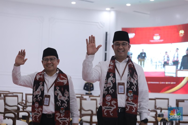 Bakal Pasangan calon presiden dan wakil presiden dari Koalisi Perubahan, Anies Baswedan dan Muhaimin Iskandar saat tiba tiba di Gedung KPU, Jakarta, Kamis (19/10/2023). Pasangan Anies-Muhaimin (AMIN) menjadi pasangan yang pertama mendaftar di KPU sebagai bakal pasangan calon presiden dan wakil presiden 2024. (CNBC Indonesia/Muhammad Sabki)