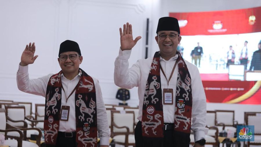 Bakal Pasangan calon presiden dan wakil presiden dari Koalisi Perubahan, Anies Baswedan dan Muhaimin Iskandar di Gedung KPU, Jakarta, Kamis (19/10/2023). Pasangan Anies-Muhaimin (AMIN) menjadi pasangan yang pertama mendaftar di KPU sebagai bakal pasangan calon presiden dan wakil presiden 2024. (վ/Faisal Rahman)