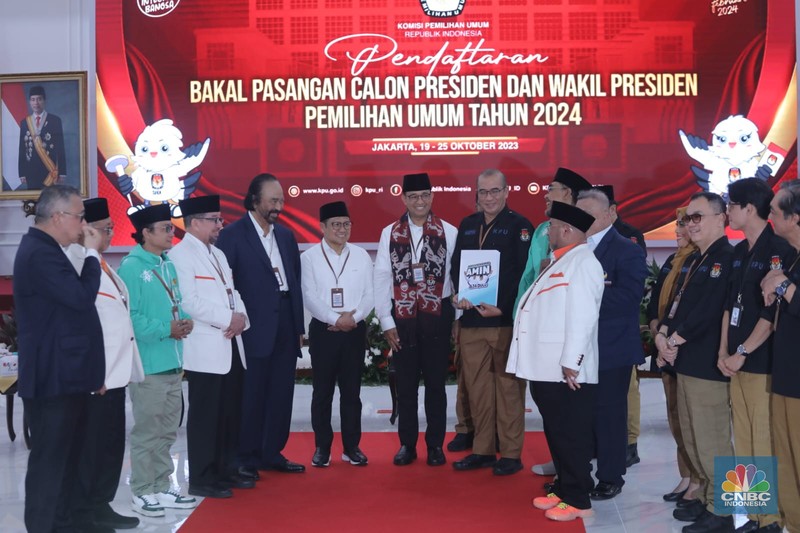 Bakal Pasangan calon presiden dan wakil presiden dari Koalisi Perubahan, Anies Baswedan dan Muhaimin Iskandar saat tiba tiba di Gedung KPU, Jakarta, Kamis (19/10/2023). Pasangan Anies-Muhaimin (AMIN) menjadi pasangan yang pertama mendaftar di KPU sebagai bakal pasangan calon presiden dan wakil presiden 2024. (CNBC Indonesia/Muhammad Sabki) Bakal Pasangan calon presiden dan wakil presiden dari Koalisi Perubahan, Anies Baswedan dan Muhaimin Iskandar saat tiba tiba di Gedung KPU, Jakarta, Kamis (19/10/2023). Pasangan Anies-Muhaimin (AMIN) menjadi pasangan yang pertama mendaftar di KPU sebagai bakal pasangan calon presiden dan wakil presiden 2024. (CNBC Indonesia/Muhammad Sabki)