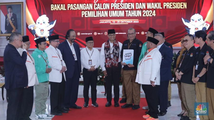 Bakal Pasangan calon presiden dan wakil presiden dari Koalisi Perubahan, Anies Baswedan dan Muhaimin Iskandar saat tiba tiba di Gedung KPU, Jakarta, Kamis (19/10/2023). Pasangan Anies-Muhaimin (AMIN) menjadi pasangan yang pertama mendaftar di KPU sebagai bakal pasangan calon presiden dan wakil presiden 2024. (վ/Muhammad Sabki)