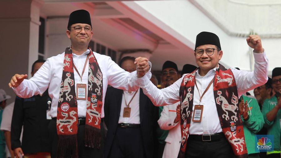 Bakal Pasangan calon presiden dan wakil presiden dari Koalisi Perubahan, Anies Baswedan dan Muhaimin Iskandar saat tiba tiba di Gedung KPU, Jakarta, Kamis (19/10/2023). Pasangan Anies-Muhaimin (AMIN) menjadi pasangan yang pertama mendaftar di KPU sebagai bakal pasangan calon presiden dan wakil presiden 2024. (CNBC Indonesia/Muhammad Sabki)