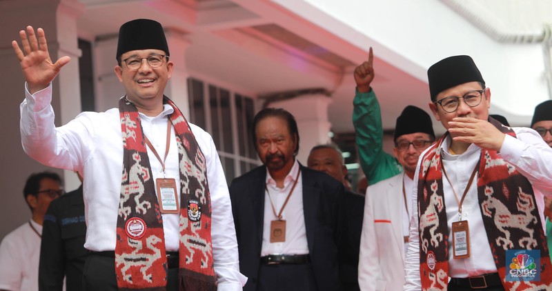 Bakal Pasangan calon presiden dan wakil presiden dari Koalisi Perubahan, Anies Baswedan dan Muhaimin Iskandar saat tiba tiba di Gedung KPU, Jakarta, Kamis (19/10/2023). Pasangan Anies-Muhaimin (AMIN) menjadi pasangan yang pertama mendaftar di KPU sebagai bakal pasangan calon presiden dan wakil presiden 2024. (CNBC Indonesia/Muhammad Sabki) Bakal Pasangan calon presiden dan wakil presiden dari Koalisi Perubahan, Anies Baswedan dan Muhaimin Iskandar saat tiba tiba di Gedung KPU, Jakarta, Kamis (19/10/2023). Pasangan Anies-Muhaimin (AMIN) menjadi pasangan yang pertama mendaftar di KPU sebagai bakal pasangan calon presiden dan wakil presiden 2024. (CNBC Indonesia/Muhammad Sabki)