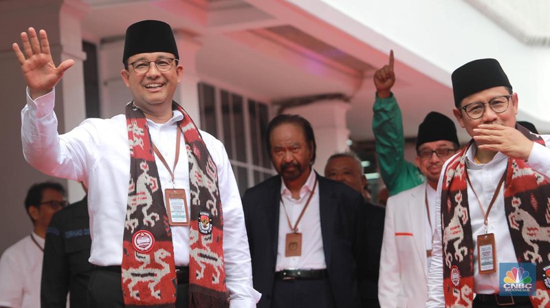 Bakal Pasangan calon presiden dan wakil presiden dari Koalisi Perubahan, Anies Baswedan dan Muhaimin Iskandar saat tiba tiba di Gedung KPU, Jakarta, Kamis (19/10/2023). Pasangan Anies-Muhaimin (AMIN) menjadi pasangan yang pertama mendaftar di KPU sebagai bakal pasangan calon presiden dan wakil presiden 2024. (վ/Muhammad Sabki)