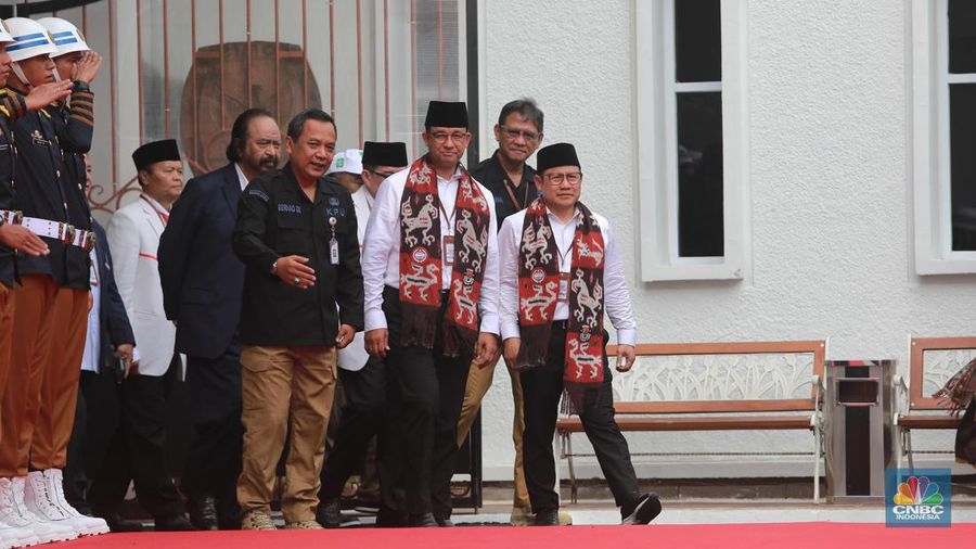 Bakal Pasangan calon presiden dan wakil presiden dari Koalisi Perubahan, Anies Baswedan dan Muhaimin Iskandar saat tiba tiba di Gedung KPU, Jakarta, Kamis (19/10/2023). Pasangan Anies-Muhaimin (AMIN) menjadi pasangan yang pertama mendaftar di KPU sebagai bakal pasangan calon presiden dan wakil presiden 2024. (վ/Muhammad Sabki)