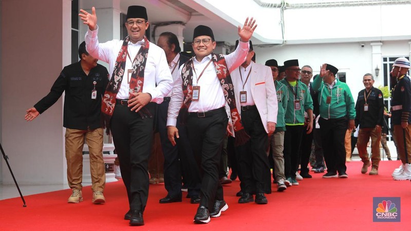 Bakal Pasangan calon presiden dan wakil presiden dari Koalisi Perubahan, Anies Baswedan dan Muhaimin Iskandar saat tiba tiba di Gedung KPU, Jakarta, Kamis (19/10/2023). Pasangan Anies-Muhaimin (AMIN) menjadi pasangan yang pertama mendaftar di KPU sebagai bakal pasangan calon presiden dan wakil presiden 2024. (վ/Muhammad Sabki)