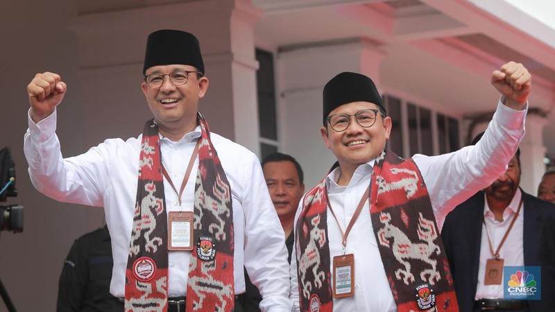 Bakal Pasangan calon presiden dan wakil presiden dari Koalisi Perubahan, Anies Baswedan dan Muhaimin Iskandar saat tiba tiba di Gedung KPU, Jakarta, Kamis (19/10/2023). Pasangan Anies-Muhaimin (AMIN) menjadi pasangan yang pertama mendaftar di KPU sebagai bakal pasangan calon presiden dan wakil presiden 2024. (վ/Muhammad Sabki)