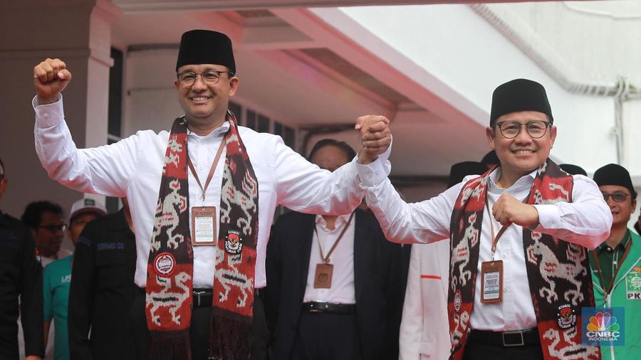 Bakal Pasangan calon presiden dan wakil presiden dari Koalisi Perubahan, Anies Baswedan dan Muhaimin Iskandar saat tiba tiba di Gedung KPU, Jakarta, Kamis (19/10/2023). Pasangan Anies-Muhaimin (AMIN) menjadi pasangan yang pertama mendaftar di KPU sebagai bakal pasangan calon presiden dan wakil presiden 2024. (վ/Muhammad Sabki)