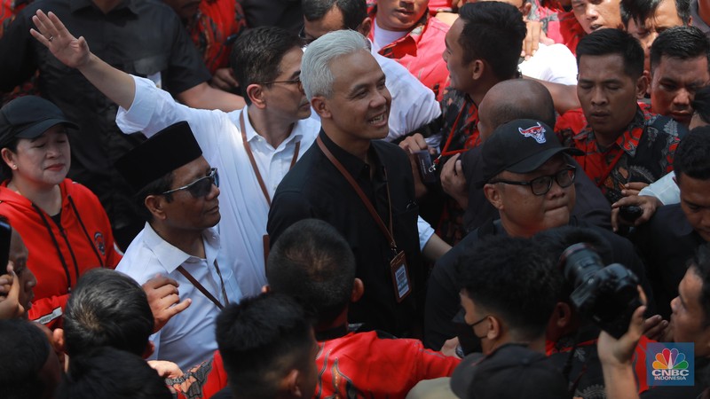 Bakal Pasangan calon presiden dan wakil presiden Ganjar Pranowo dan Mahfud MD saat menyapa pendukung di depan Gedung KPU, Jakarta, Kamis (19/10/2023). Pasangan Ganjar-Mahfud menjadi pasangan yang kedua setelah Anies-Muhaimin sebagai bakal pasangan calon presiden dan wakil presiden 2024. (CNBC Indonesia/Muhammad Sabki)