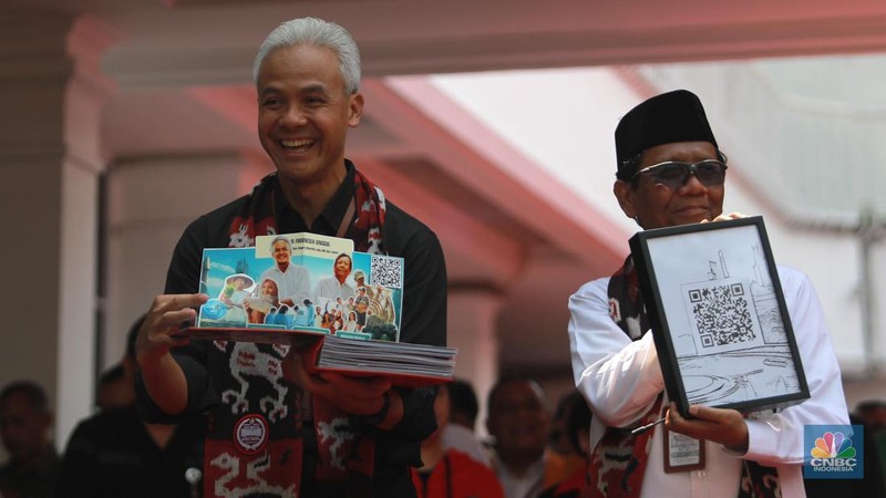 Bakal Pasangan calon presiden dan wakil presiden Ganjar Pranowo dan Mahfud MD saat menyapa pendukung di depan Gedung KPU, Jakarta, Kamis (19/10/2023). Pasangan Ganjar-Mahfud menjadi pasangan yang kedua setelah Anies-Muhaimin sebagai bakal pasangan calon presiden dan wakil presiden 2024. (CNBC Indonesia/Muhammad Sabki)