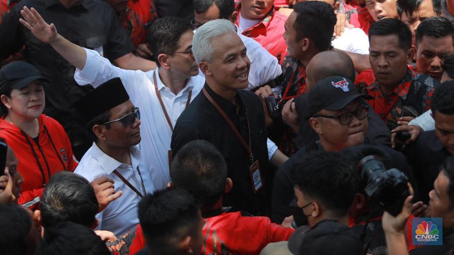 Bakal Pasangan calon presiden dan wakil presiden Ganjar Pranowo dan Mahfud MD saat menyapa pendukung di depan Gedung KPU, Jakarta, Kamis (19/10/2023). Pasangan Ganjar-Mahfud menjadi pasangan yang kedua setelah Anies-Muhaimin sebagai bakal pasangan calon presiden dan wakil presiden 2024. (CNBC Indonesia/Muhammad Sabki)