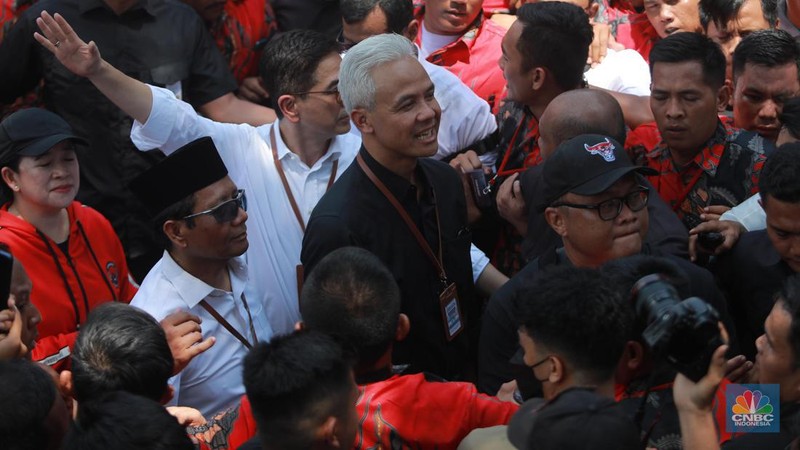 Bakal Pasangan calon presiden dan wakil presiden Ganjar Pranowo dan Mahfud MD saat menyapa pendukung di depan Gedung KPU, Jakarta, Kamis (19/10/2023). Pasangan Ganjar-Mahfud menjadi pasangan yang kedua setelah Anies-Muhaimin sebagai bakal pasangan calon presiden dan wakil presiden 2024. (CNBC Indonesia/Muhammad Sabki)