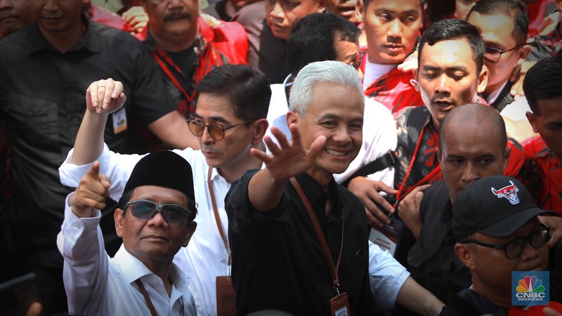 Bakal Pasangan calon presiden dan wakil presiden Ganjar Pranowo dan Mahfud MD saat menyapa pendukung di depan Gedung KPU, Jakarta, Kamis (19/10/2023). Pasangan Ganjar-Mahfud menjadi pasangan yang kedua setelah Anies-Muhaimin sebagai bakal pasangan calon presiden dan wakil presiden 2024. Bakal Pasangan calon presiden dan wakil presiden Ganjar Pranowo dan Mahfud MD saat menyapa pendukung di depan Gedung KPU, Jakarta, Kamis (19/10/2023). Pasangan Ganjar-Mahfud menjadi pasangan yang kedua setelah Anies-Muhaimin sebagai bakal pasangan calon presiden dan wakil presiden 2024. (CNBC Indonesia/Muhammad Sabki)