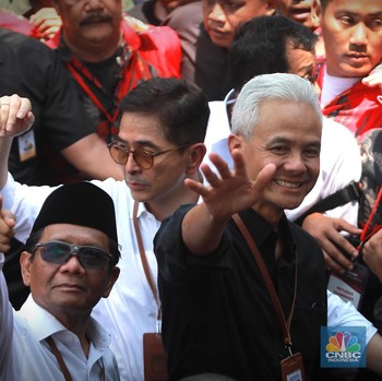 Potret Ganjar-Mahfud MD Sapa Pendukung saat Tiba di KPU