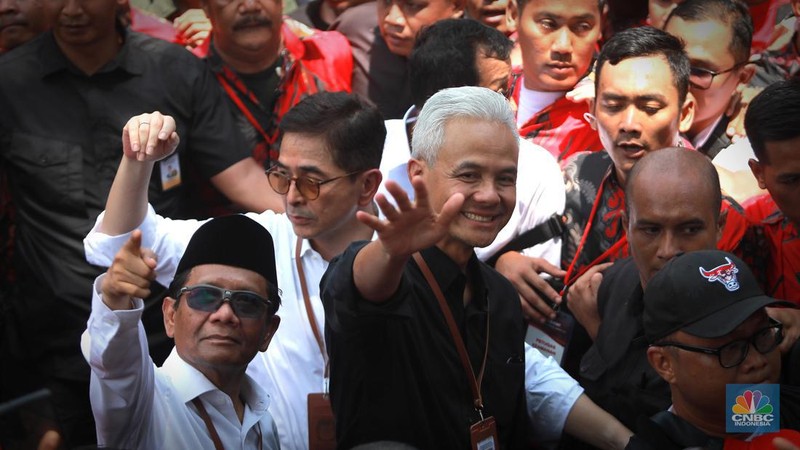 Bakal Pasangan calon presiden dan wakil presiden Ganjar Pranowo dan Mahfud MD saat menyapa pendukung di depan Gedung KPU, Jakarta, Kamis (19/10/2023). Pasangan Ganjar-Mahfud menjadi pasangan yang kedua setelah Anies-Muhaimin sebagai bakal pasangan calon presiden dan wakil presiden 2024. (CNBC Indonesia/Muhammad Sabki)