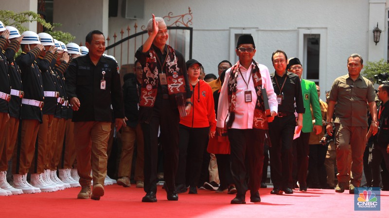 Bakal Pasangan calon presiden dan wakil presiden Ganjar Pranowo dan Mahfud MD saat menyapa pendukung di depan Gedung KPU, Jakarta, Kamis (19/10/2023). Pasangan Ganjar-Mahfud menjadi pasangan yang kedua setelah Anies-Muhaimin sebagai bakal pasangan calon presiden dan wakil presiden 2024. Bakal Pasangan calon presiden dan wakil presiden Ganjar Pranowo dan Mahfud MD saat menyapa pendukung di depan Gedung KPU, Jakarta, Kamis (19/10/2023). Pasangan Ganjar-Mahfud menjadi pasangan yang kedua setelah Anies-Muhaimin sebagai bakal pasangan calon presiden dan wakil presiden 2024. (CNBC Indonesia/Muhammad Sabki)