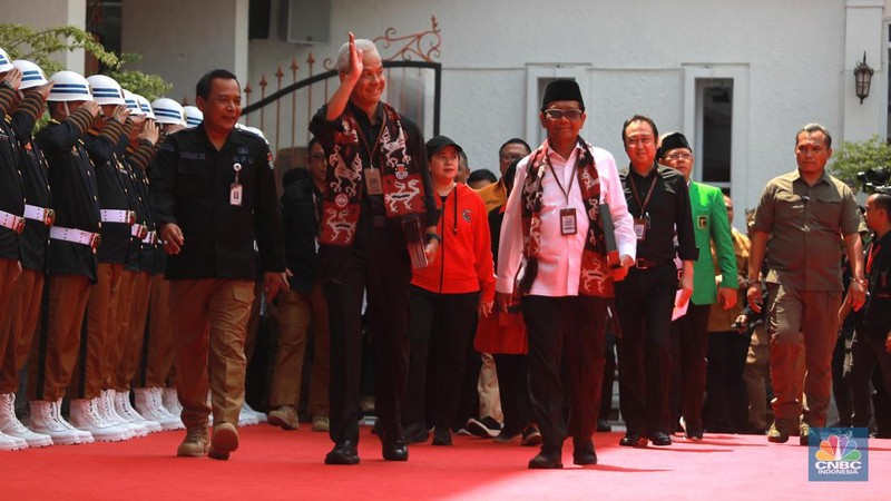 Bakal Pasangan calon presiden dan wakil presiden Ganjar Pranowo dan Mahfud MD saat menyapa pendukung di depan Gedung KPU, Jakarta, Kamis (19/10/2023). Pasangan Ganjar-Mahfud menjadi pasangan yang kedua setelah Anies-Muhaimin sebagai bakal pasangan calon presiden dan wakil presiden 2024. (CNBC Indonesia/Muhammad Sabki)