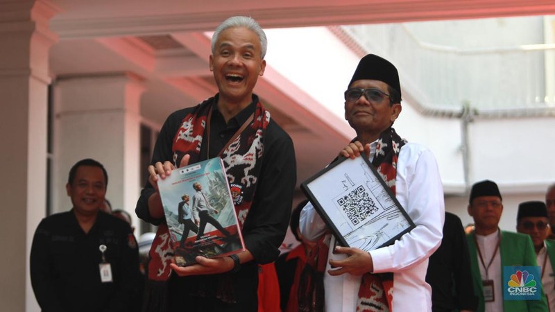 Bakal Pasangan calon presiden dan wakil presiden Ganjar Pranowo dan Mahfud MD saat menyapa pendukung di depan Gedung KPU, Jakarta, Kamis (19/10/2023). Pasangan Ganjar-Mahfud menjadi pasangan yang kedua setelah Anies-Muhaimin sebagai bakal pasangan calon presiden dan wakil presiden 2024. (CNBC Indonesia/Muhammad Sabki)