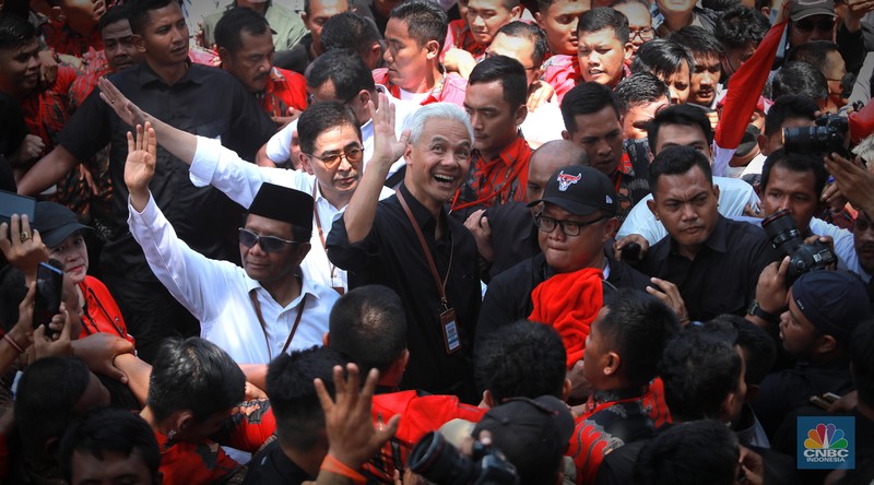 Massa pendukung pasangan calon presiden dan wakil presiden Ganjar Pranowo-Mahfud Md memadati kawasan Komisi Pemilihan Umum (KPU), Jakarta, Kamis (19/10/2023). (CNBC Indonesia/Muhammad Sabki)