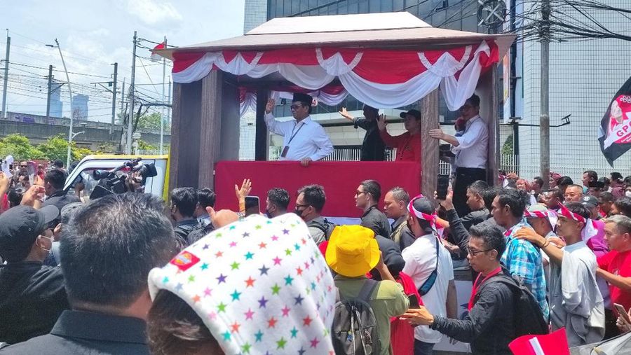 Ganjar dan Mahfud naik mobil pick up yang dimodisikasi ke KPU RI. (Dok. Detikcom/Matius Alfons)